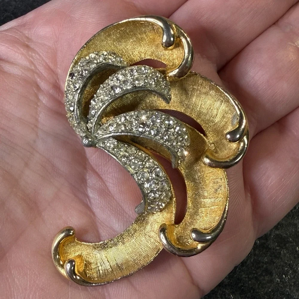 Vintage BSK Textured Swirl‎ Fan Leaf Rhinestone Gold Tone Brooch Pin LARGE